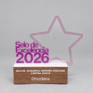 AP57 - TROFÉU PERSONALIZADO EM ACRÍLICO COM BASE DE MADEIRA E EFEITO 3D